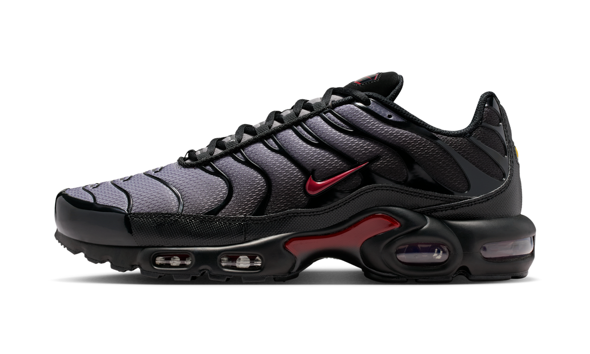 Overkicks - Nike Air Max Plus Black Pencil Point Team Crimson (DM0032-032) - vista lateral