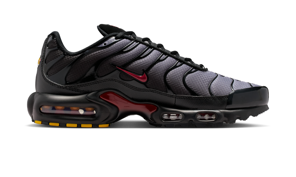 Overkicks - Nike Air Max Plus Black Pencil Point Team Crimson (DM0032-032) - detalle suela