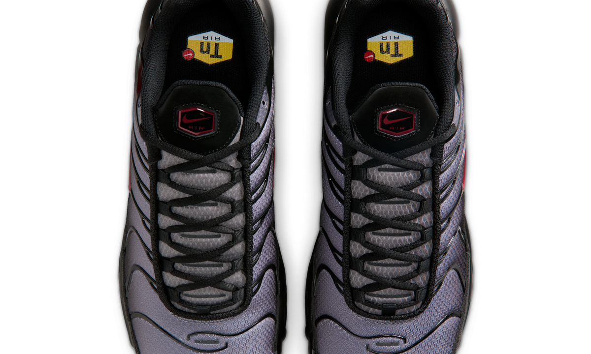 Overkicks - Nike Air Max Plus Black Pencil Point Team Crimson (DM0032-032) - vista superior