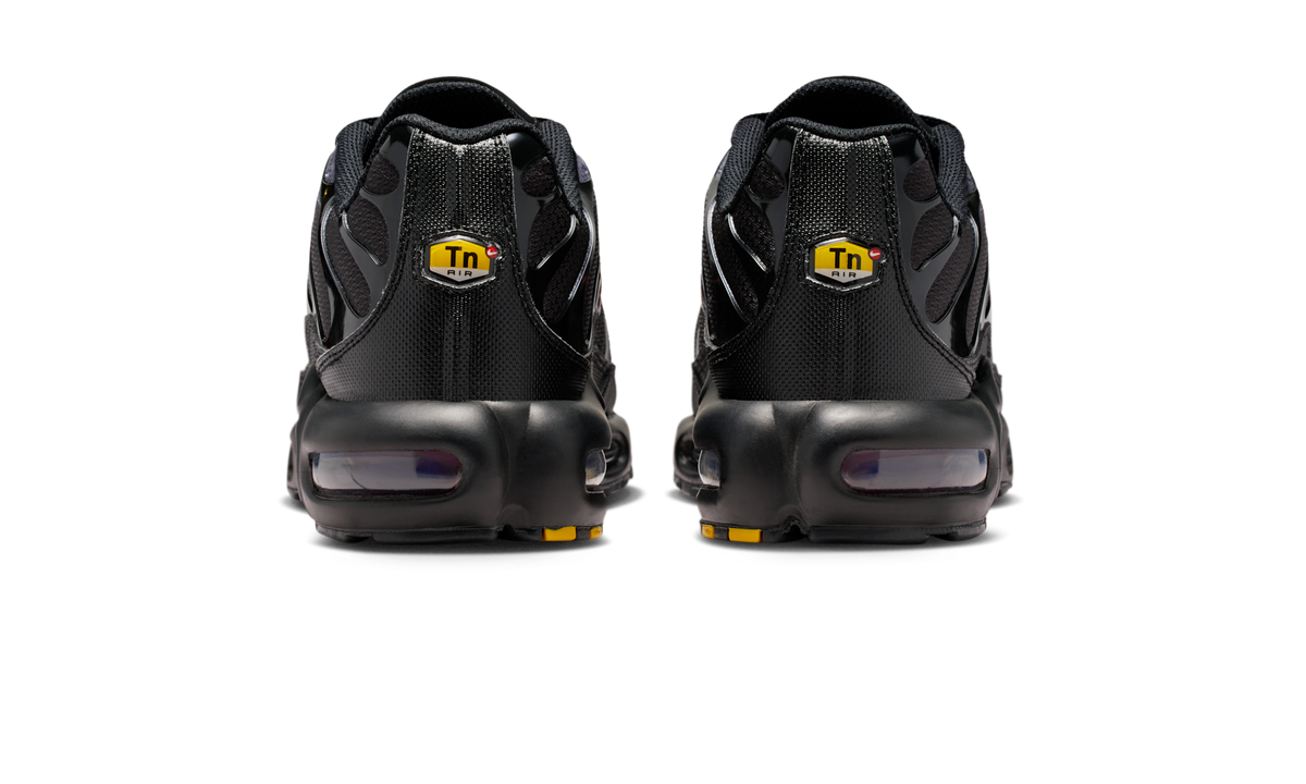 Overkicks - Nike Air Max Plus Black Pencil Point Team Crimson (DM0032-032) - detalle talón