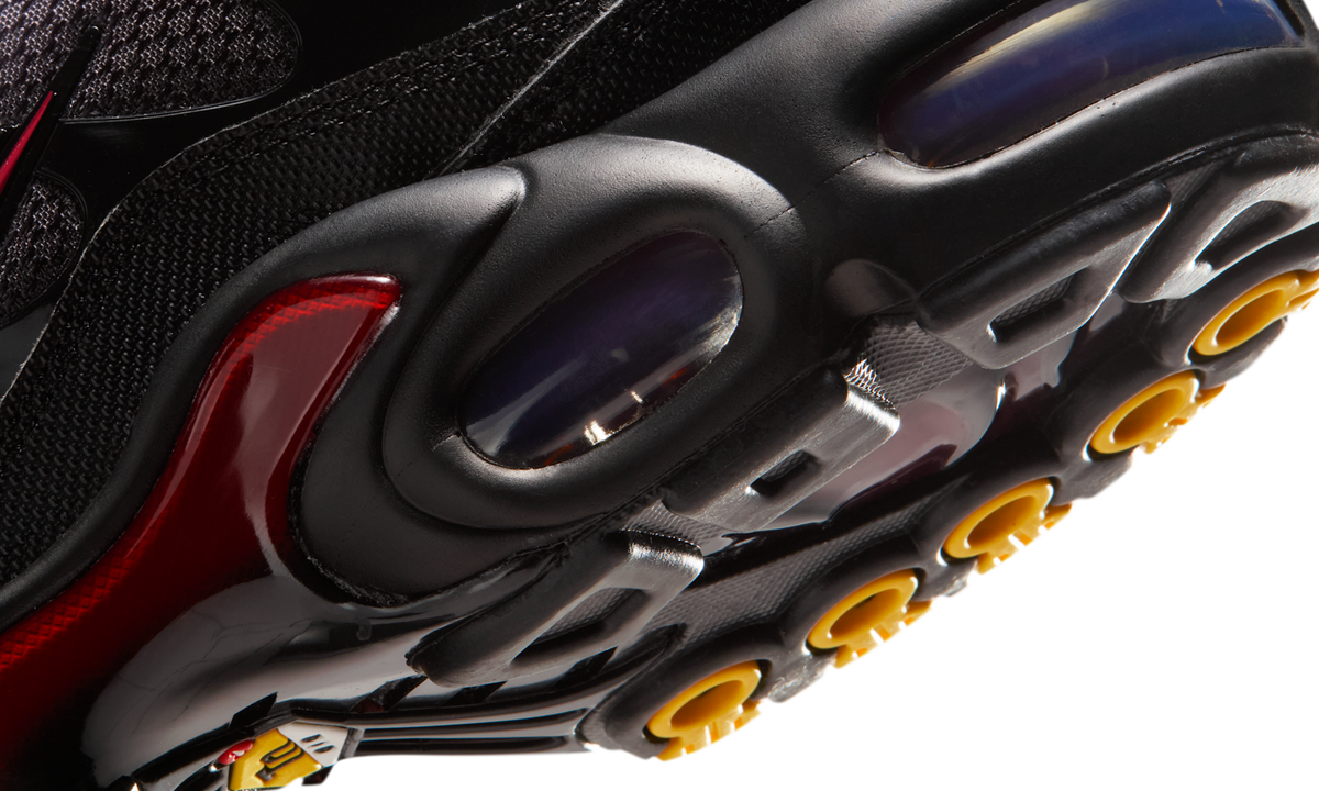Overkicks - Nike Air Max Plus Black Pencil Point Team Crimson (DM0032-032) - detalle