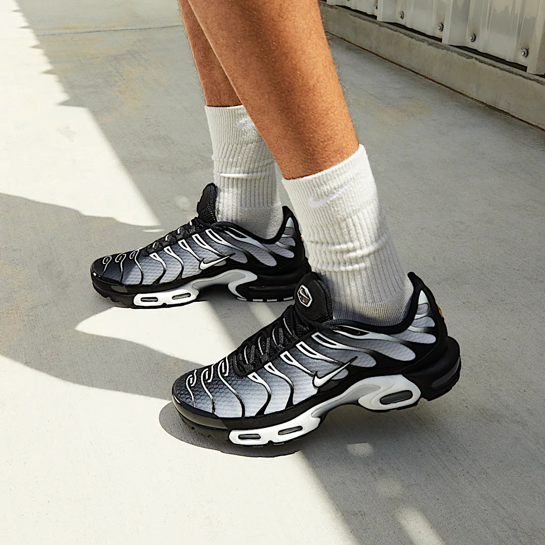 Overkicks - Nike Air Max Plus Black Silver White (DM0032-003) - detalle suela
