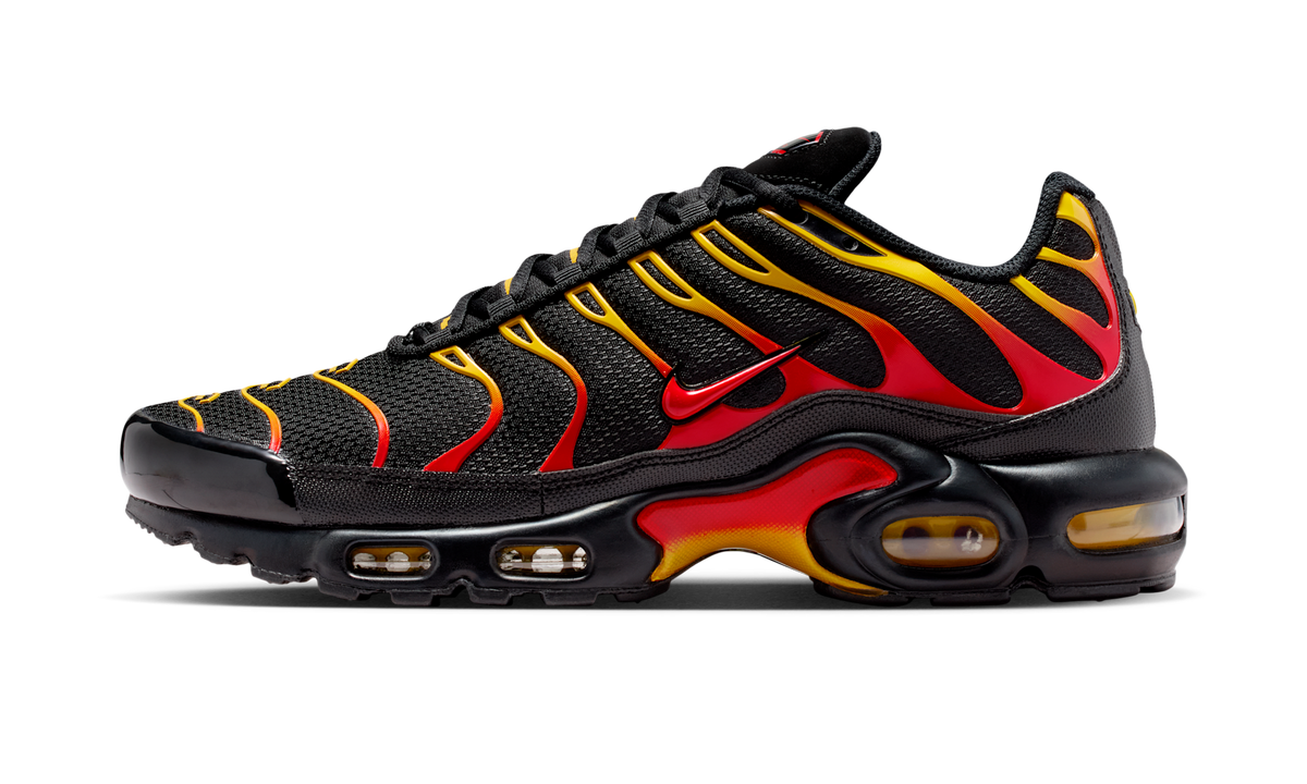 Overkicks - Nike Air Max Plus Black University Gold Red (DM0032-030) - vista lateral