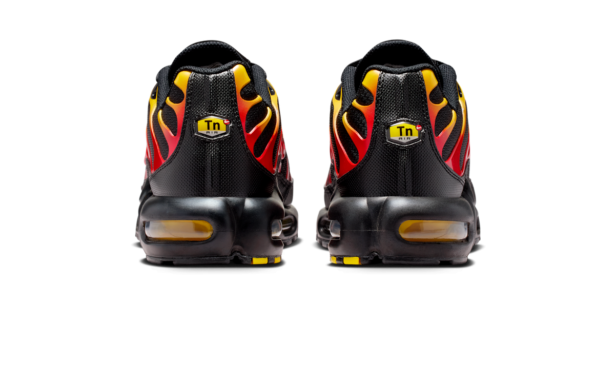 Overkicks - Nike Air Max Plus Black University Gold Red (DM0032-030) - detalle talón