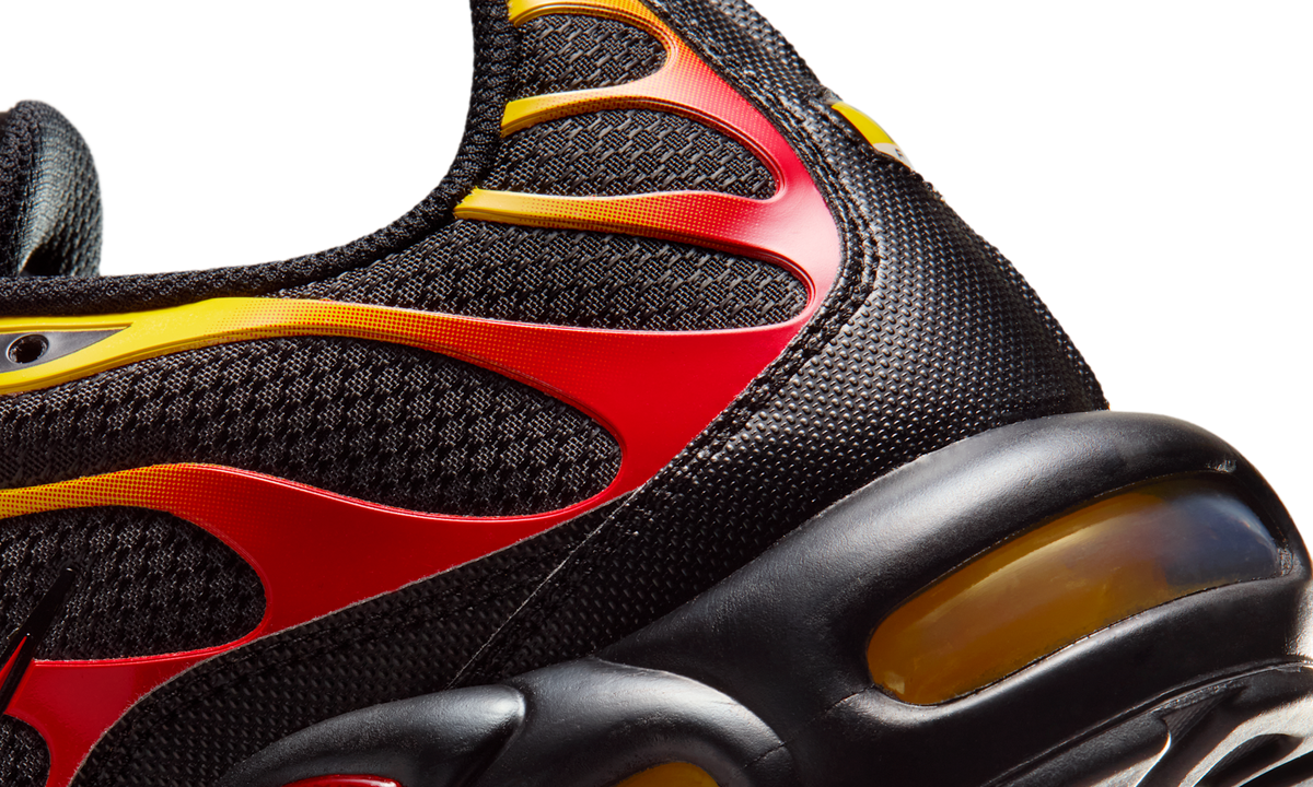 Overkicks - Nike Air Max Plus Black University Gold Red (DM0032-030) - detalle