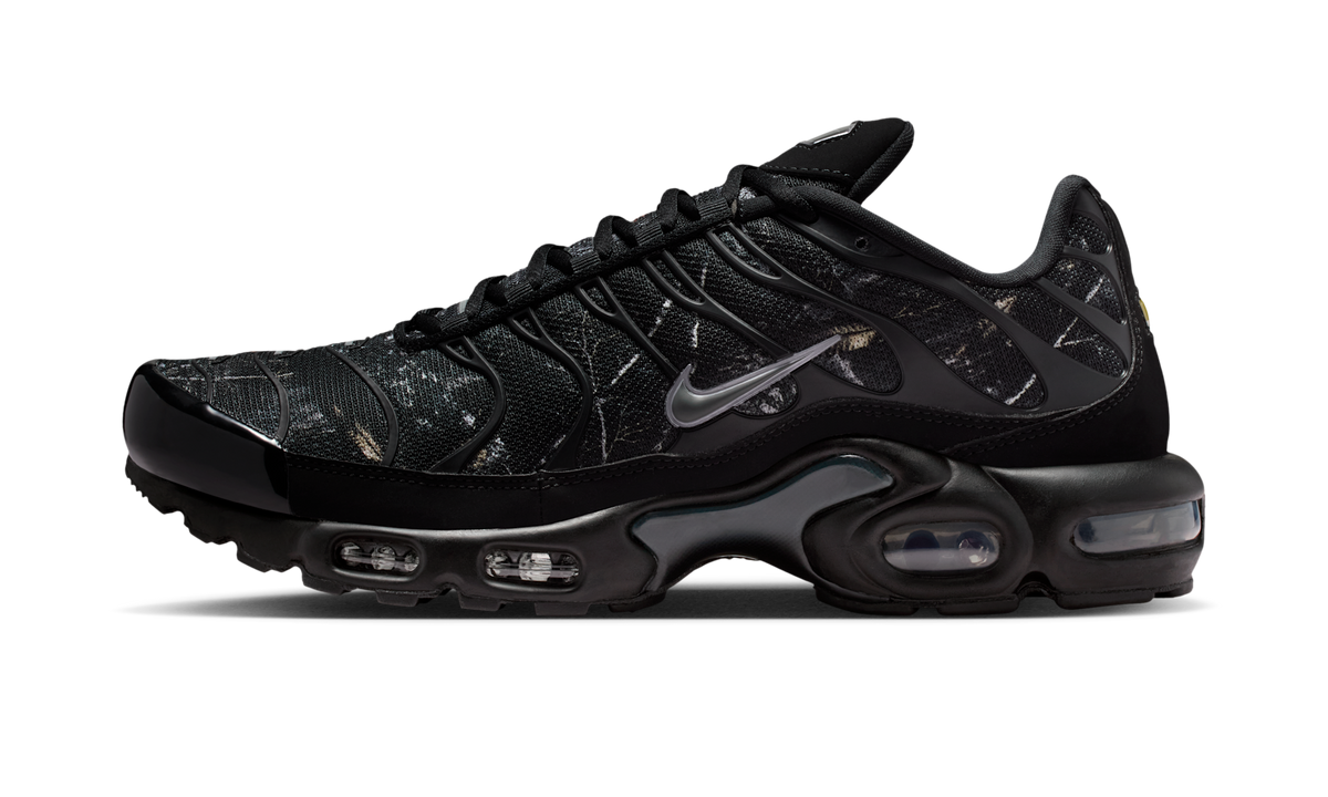 Overkicks - Nike Air Max Plus Black Wood Camo (IQ0301-070) - vista lateral