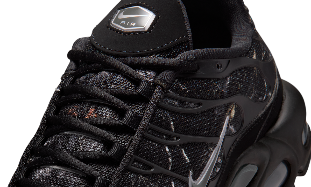 Overkicks - Nike Air Max Plus Black Wood Camo (IQ0301-070) - detalle lateral interior