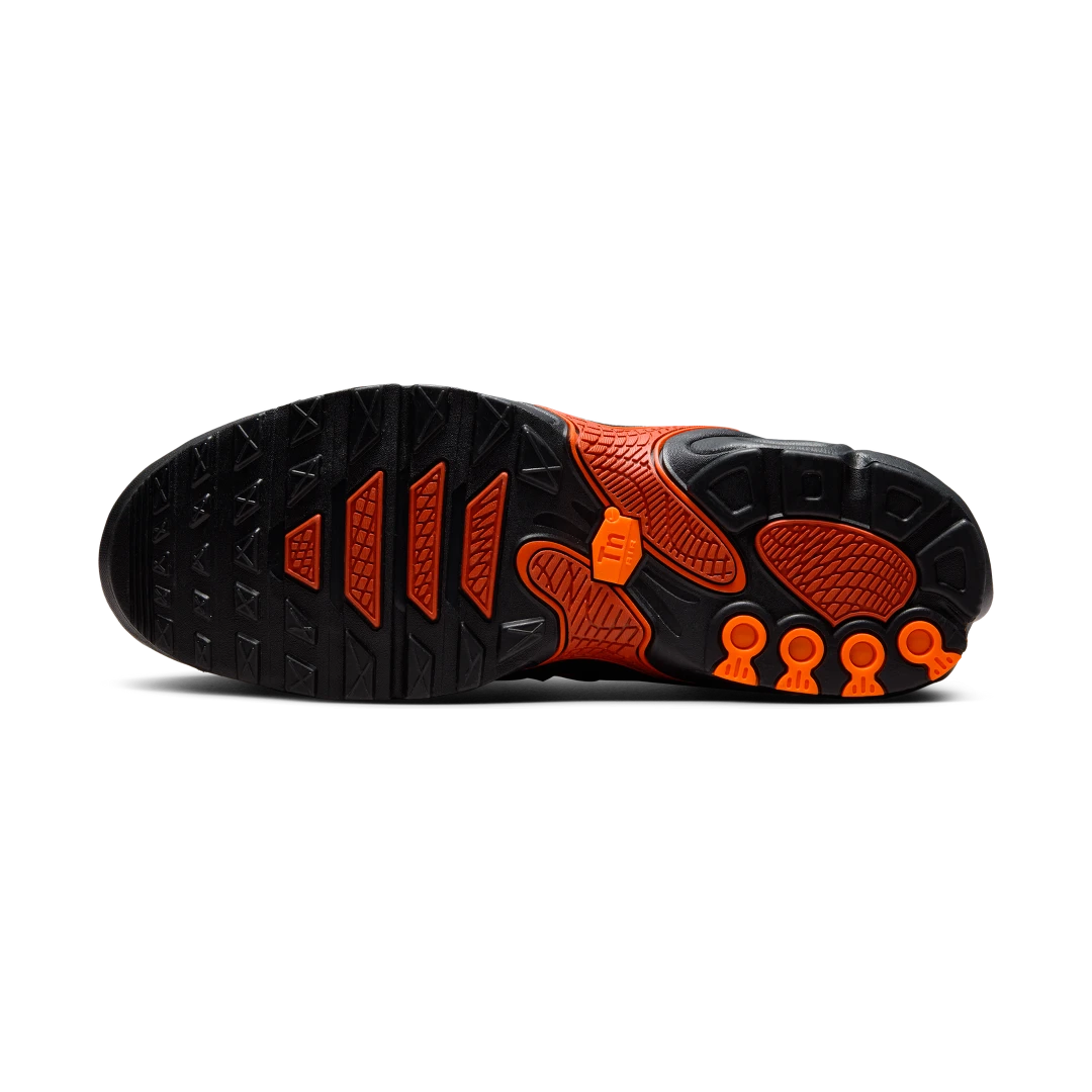 Overkicks - Nike Air Max Plus Drift Black Dragon Red (FD4290-010) - detalle suela