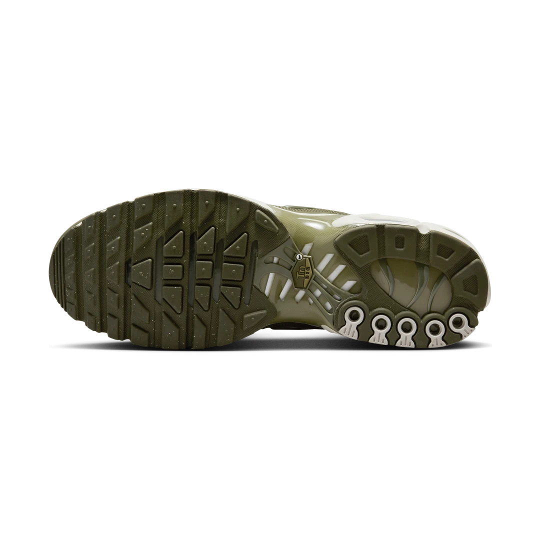 Overkicks - Nike Air Max Plus Light Bone Neutral Olive (FB9722-002) - detalle suela