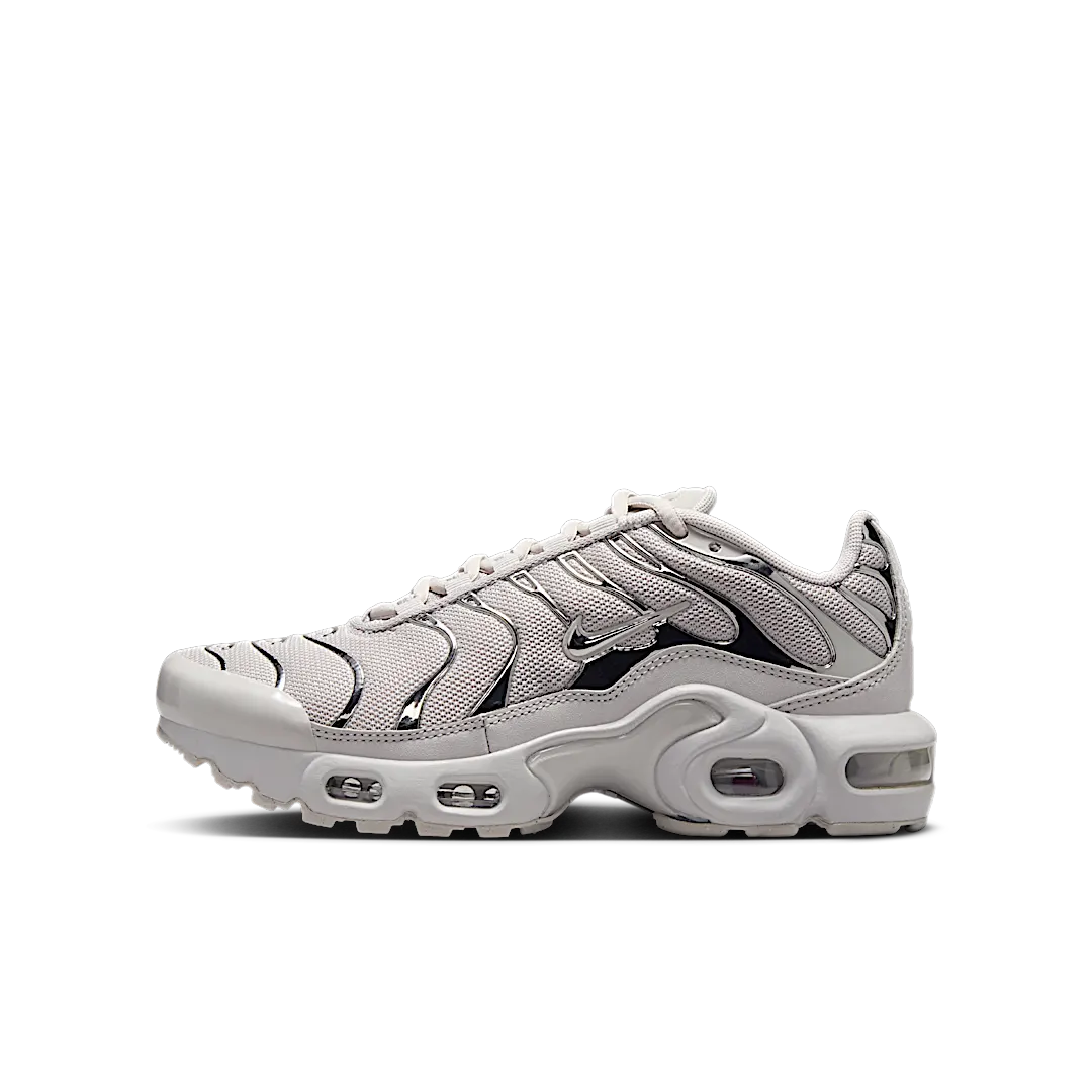 Overkicks - Nike Air Max Plus Light Iron Ore Gym Red Smoke Grey Metallic Silver (FZ0977-001) - vista lateral
