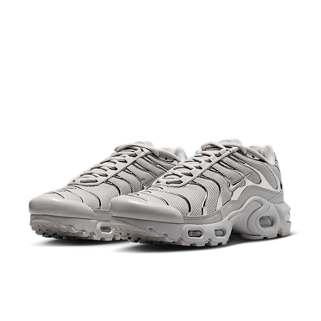 Overkicks - Nike Air Max Plus Light Iron Ore Gym Red Smoke Grey Metallic Silver (FZ0977-001) - vista trasera