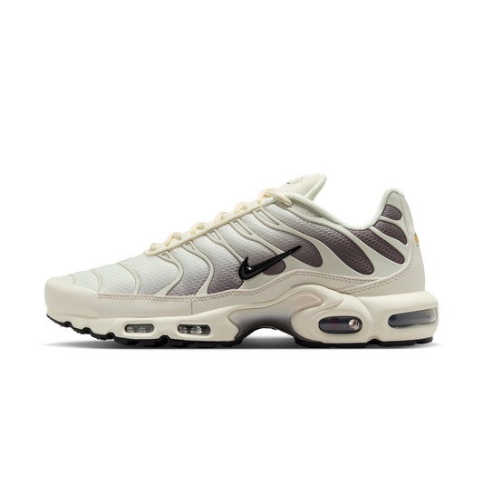 Overkicks - Nike Air Max Plus Light Orewood Brown Cave Stone (DM0032-106) - vista lateral