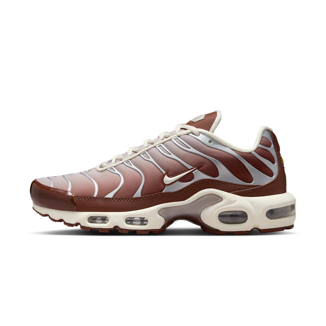 Overkicks - Nike Air Max Plus Light Orewood Brown Dark Pony (Womens) (II7637-200) - vista lateral