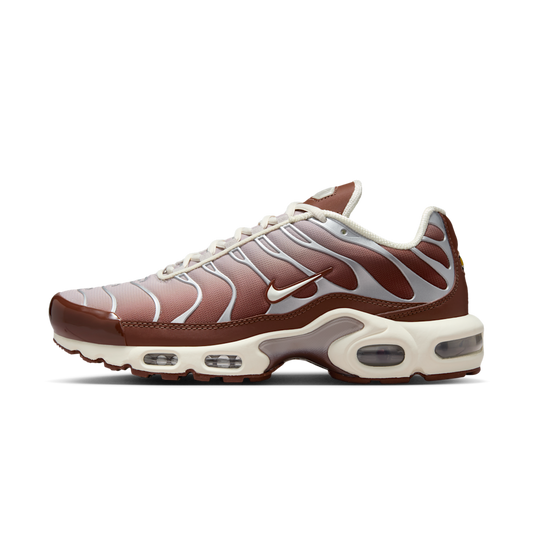 Overkicks - Nike Air Max Plus Light Orewood Brown Dark Pony (Womens) (II7637-200) - vista lateral