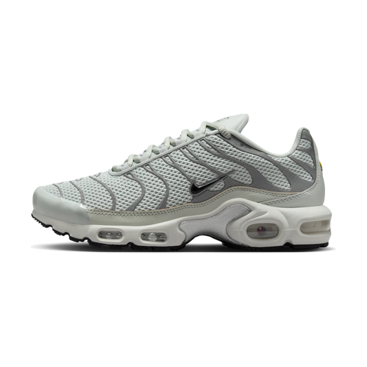 Overkicks - Nike Air Max Plus Light Silver (Womens) (FV8480-002) - vista lateral