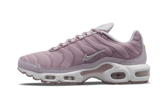Overkicks - Nike Air Max Plus Plum Fog (Womens) (DJ5421-500) - vista lateral