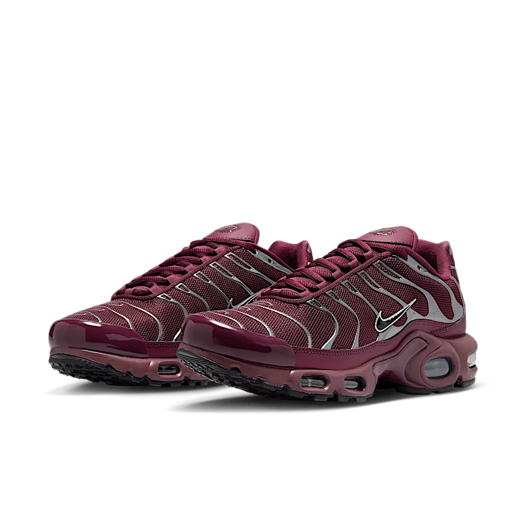Overkicks - Nike Air Max Plus SE Night Maroon Metallic Silver (Womens) (HJ9743-600) - vista trasera