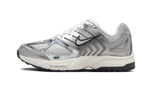 Overkicks - Nike Air Peg 2K5 Chrome (Womens) (HJ7310-025) - vista lateral