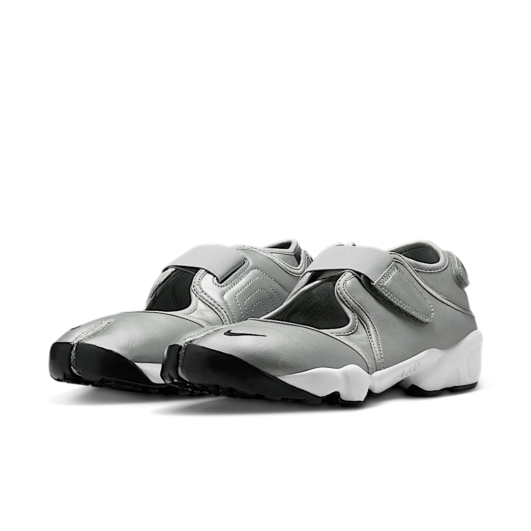 Overkicks - Nike Air Rift Leather Metallic Silver Sail (Womens) (HM5737-003) - vista trasera