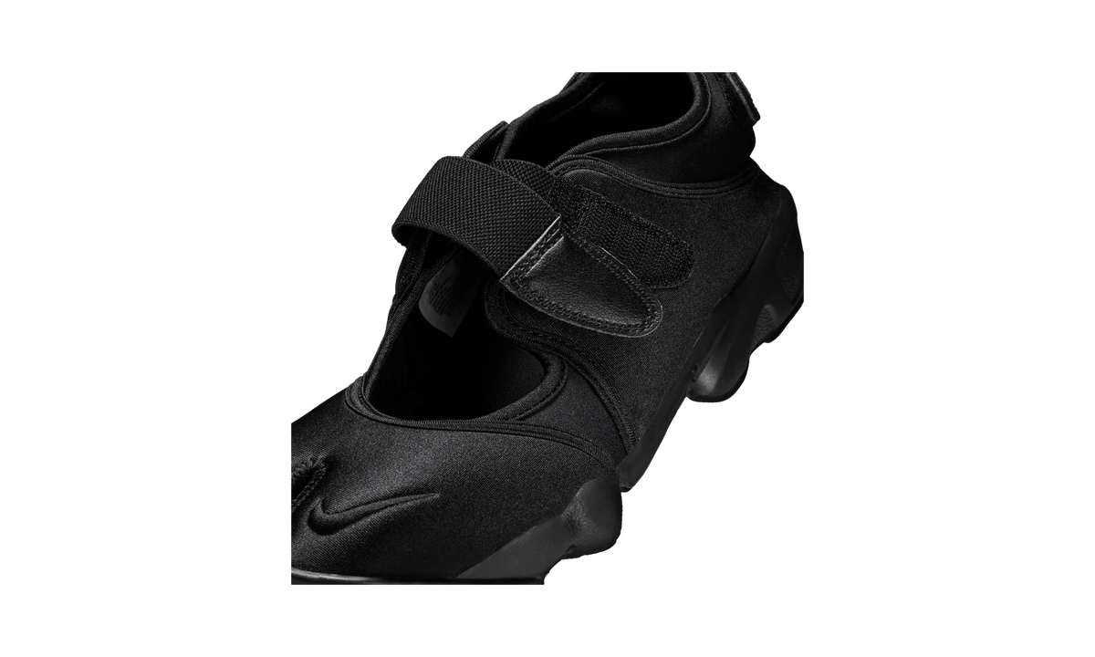 Overkicks - Nike Air Rift Triple Black Satin (Womens) (IH1990-010) - detalle lateral interior