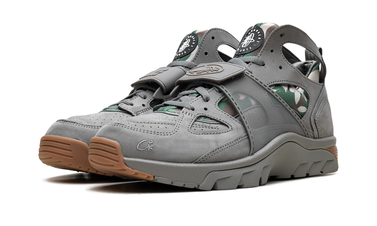 Overkicks - Nike Air Trainer Huarache Corteiz Gully Grey (FQ8793-001) - vista trasera