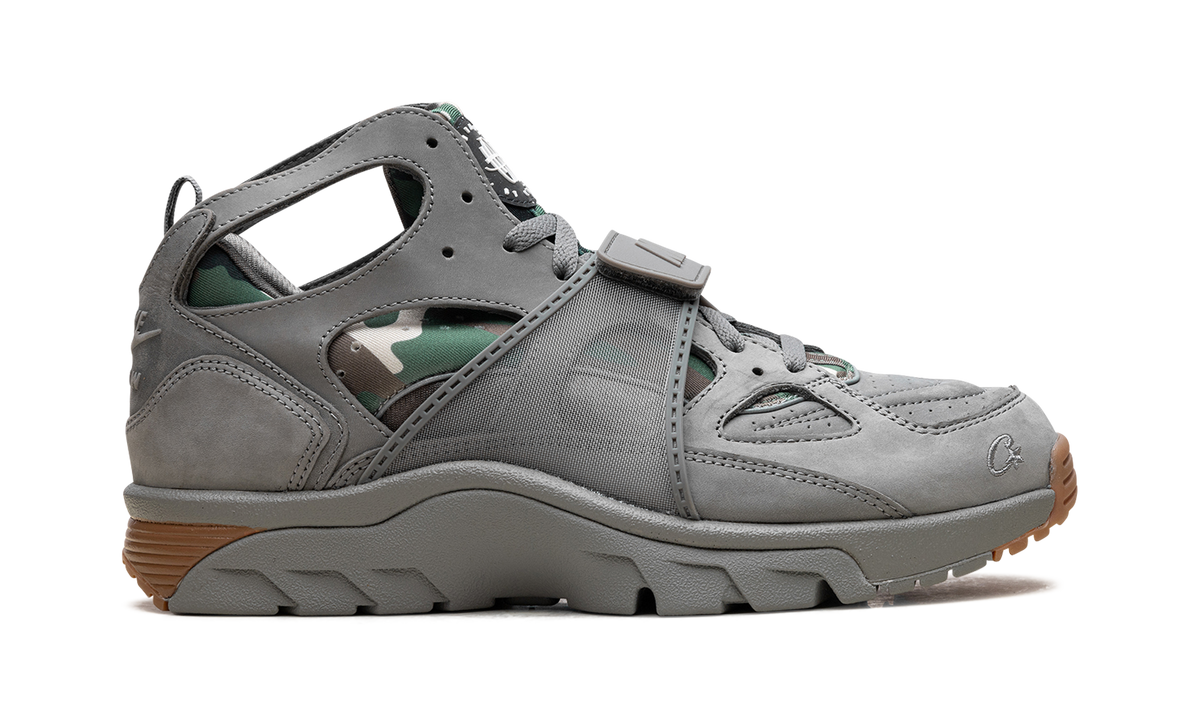 Overkicks - Nike Air Trainer Huarache Corteiz Gully Grey (FQ8793-001) - detalle talon