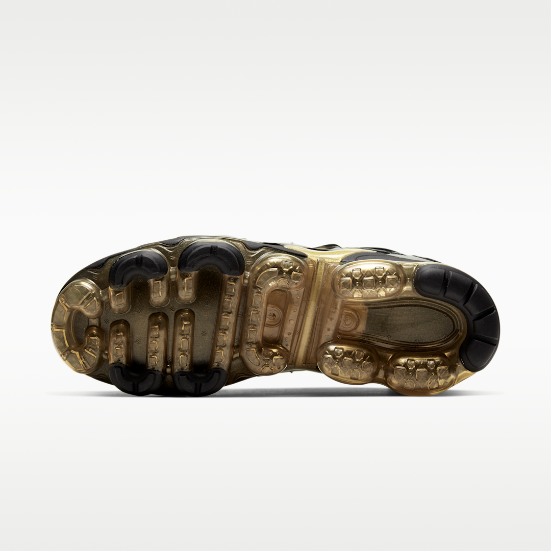 Overkicks - Nike Air VaporMax Plus Black Metallic Gold (CW7299-001) - detalle suela