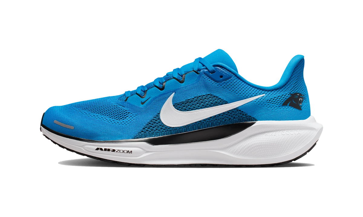 Overkicks - Nike Air Zoom Pegasus 41 Carolina Panthers (2025) (IB3211-400) - vista lateral