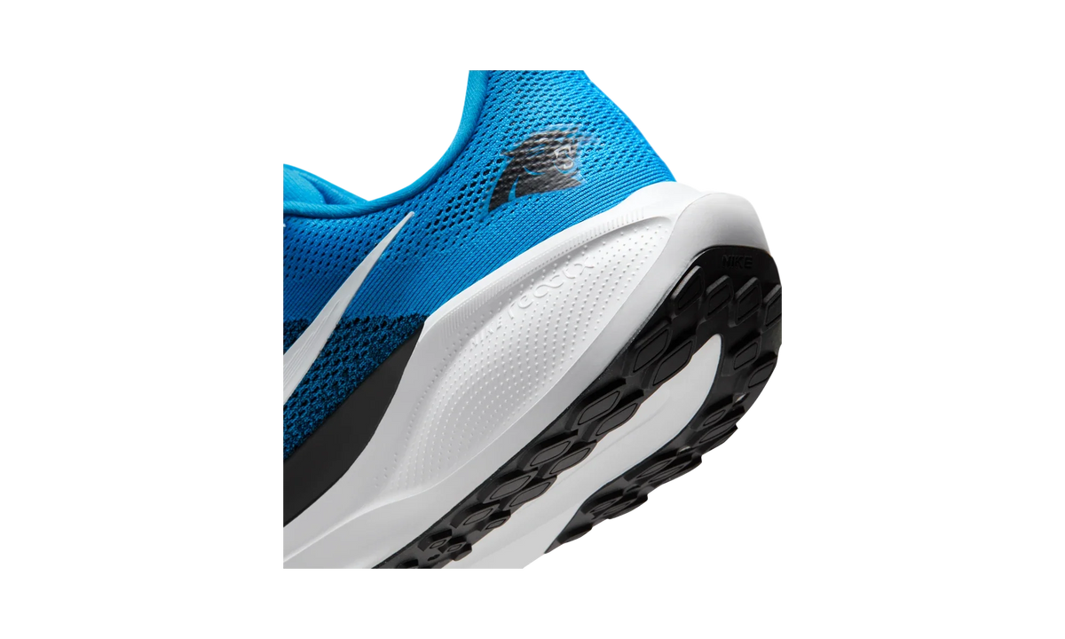 Overkicks - Nike Air Zoom Pegasus 41 Carolina Panthers (2025) (IB3211-400) - detalle