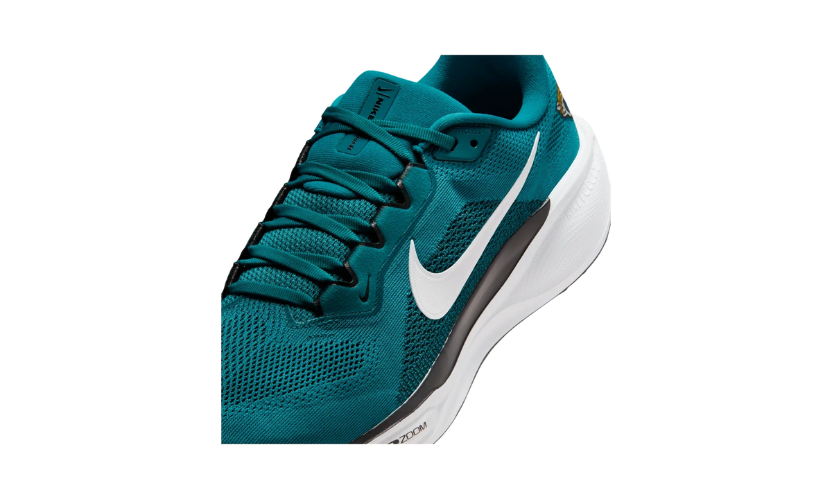 Overkicks - Nike Air Zoom Pegasus 41 Jacksonville Jaguars (2025) (IB3196-400) - detalle lateral interior