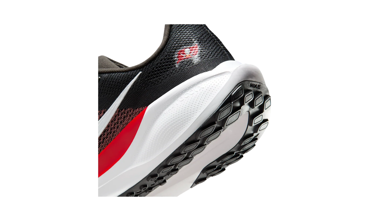 Overkicks - Nike Air Zoom Pegasus 41 Tampa Bay Buccaneers (2025) (IB3198-200) - detalle