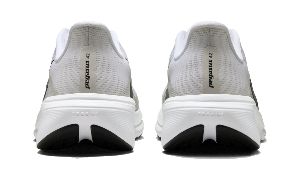 Overkicks - Nike Air Zoom Pegasus 42 White Photon Dust (IB1873-101) - detalle talon