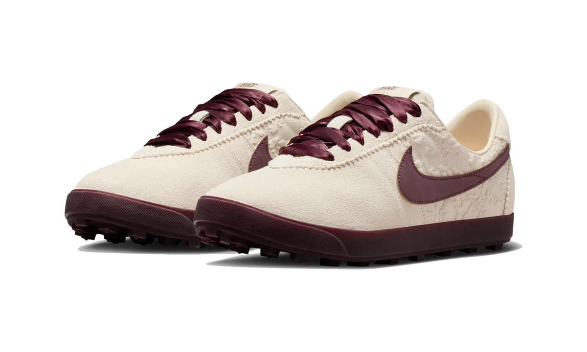 Overkicks - Nike Astro Grabber Leather SE Light Cream Burgundy Crush (Womens) (IQ3367-299) - vista trasera