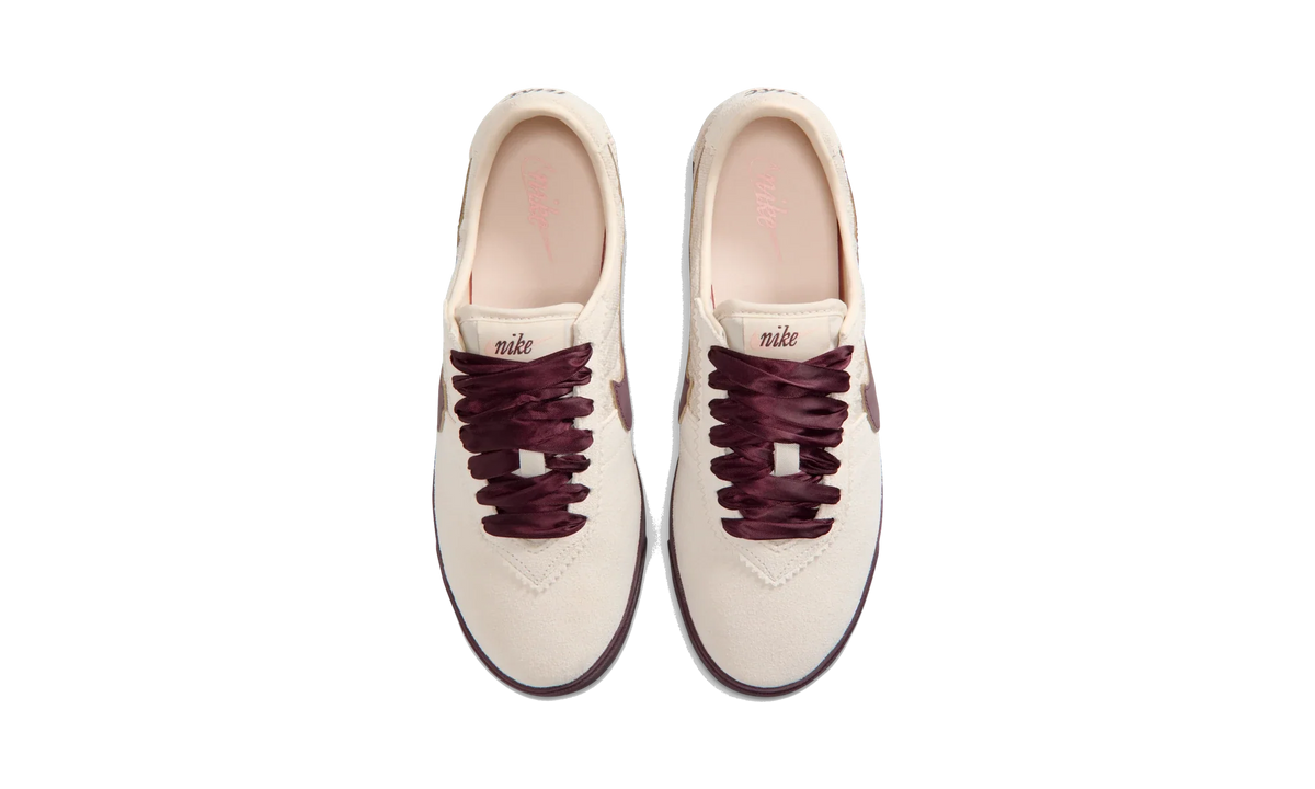 Overkicks - Nike Astro Grabber Leather SE Light Cream Burgundy Crush (Womens) (IQ3367-299) - vista superior