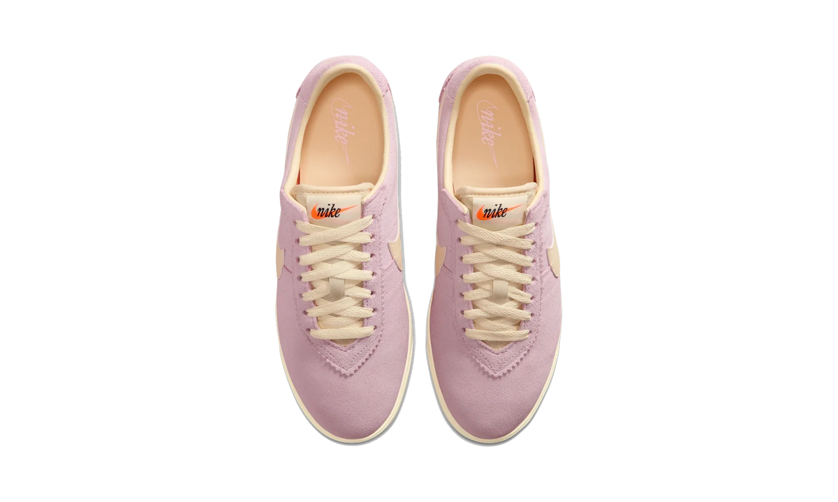 Overkicks - Nike Astro Grabber Suede Pink Foam Muslin (Womens) (IQ7611-600) - vista superior