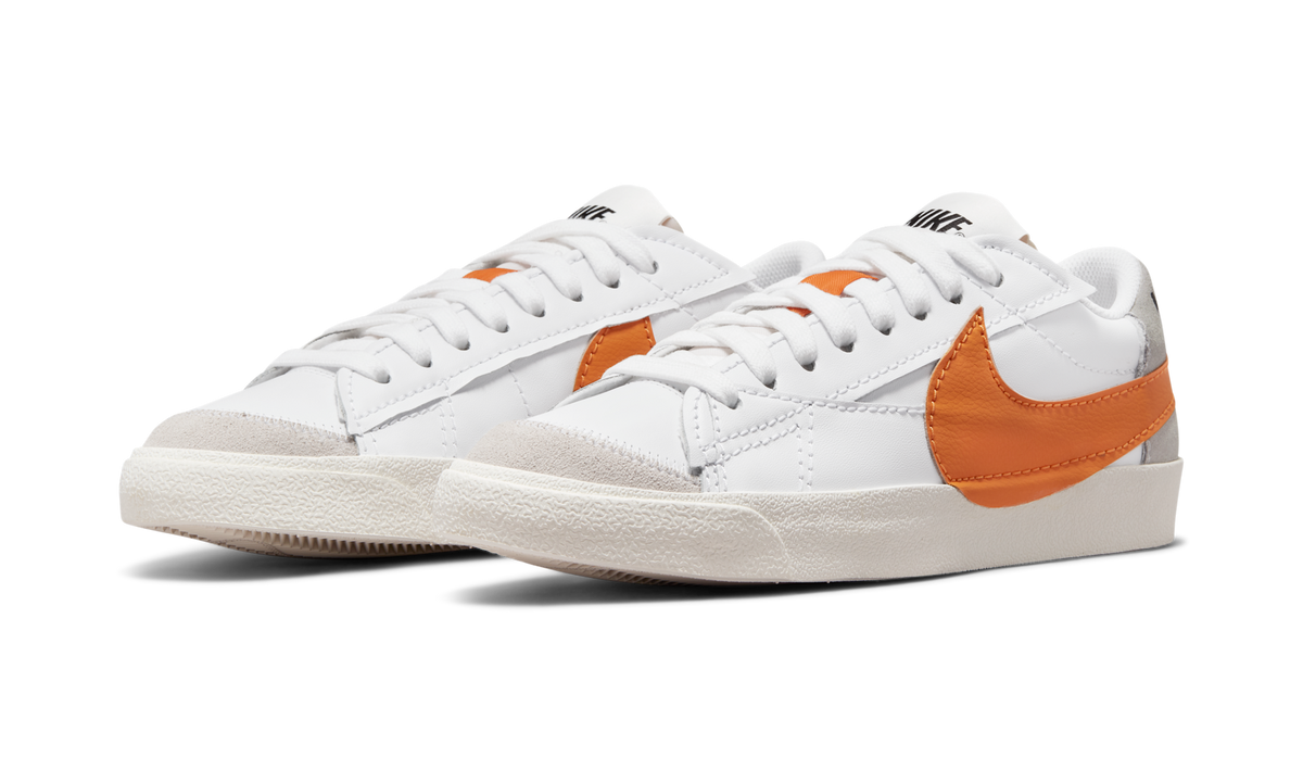 Overkicks - Nike Blazer Low 77 Jumbo White Alpha Orange Sail (DN2158-100) - vista trasera