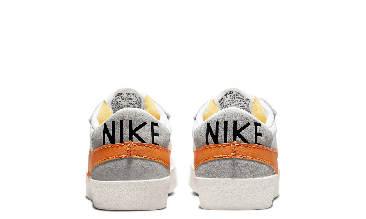Overkicks - Nike Blazer Low 77 Jumbo White Alpha Orange Sail (DN2158-100) - detalle talon