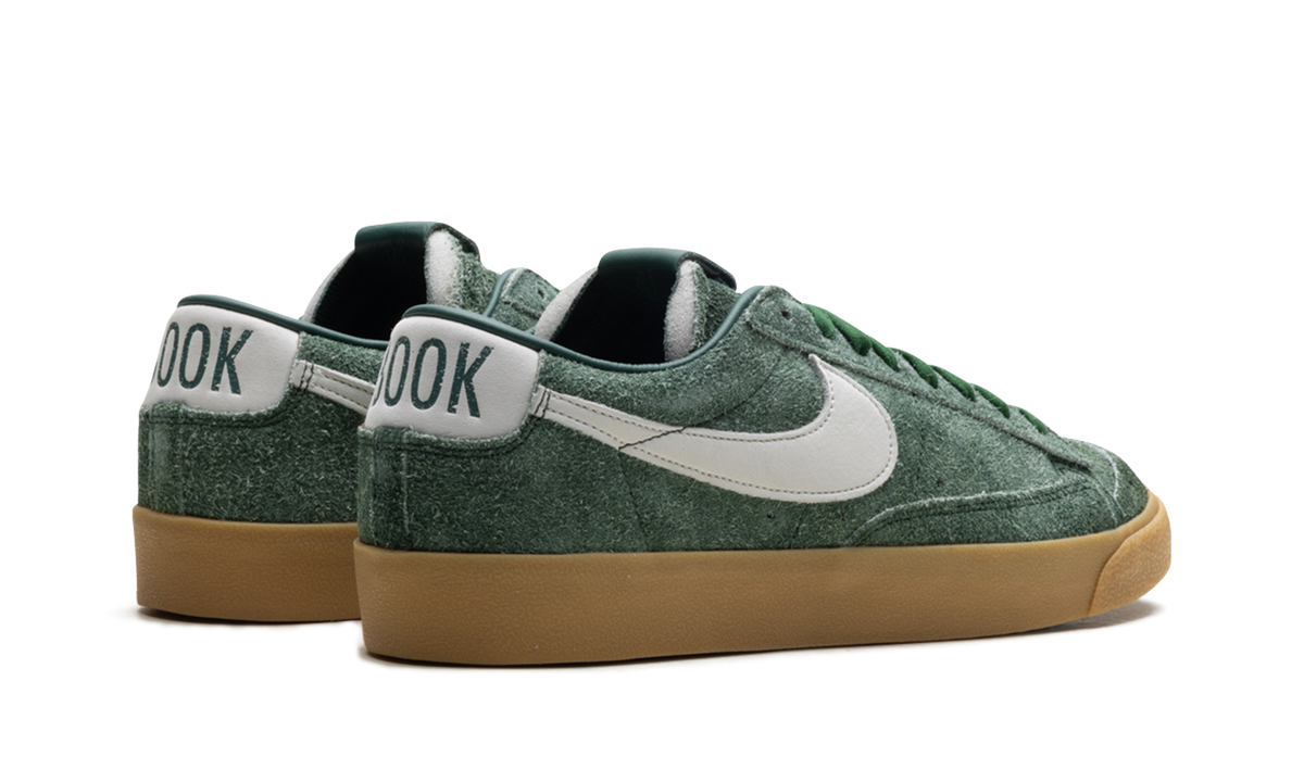 Overkicks - Nike Blazer Low Devin Booker Chevrolet Team Dark Green (HV2197-300) - par completo