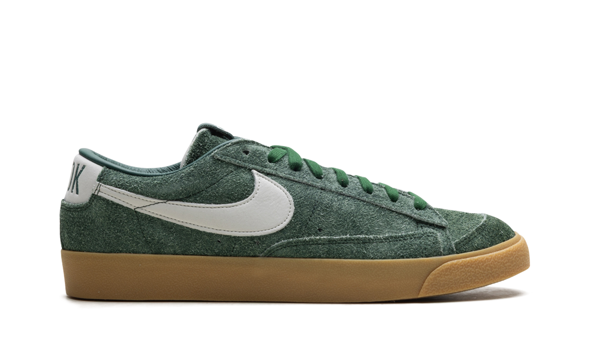 Overkicks - Nike Blazer Low Devin Booker Chevrolet Team Dark Green (HV2197-300) - detalle talon