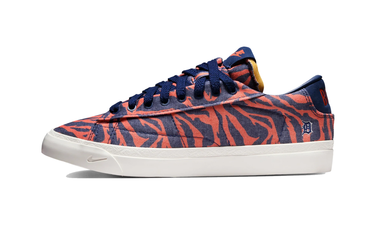 Overkicks - Nike Blazer Low Devin Booker Detroit Tigers Safety Orange Blue Void (HQ2054-801) - vista lateral