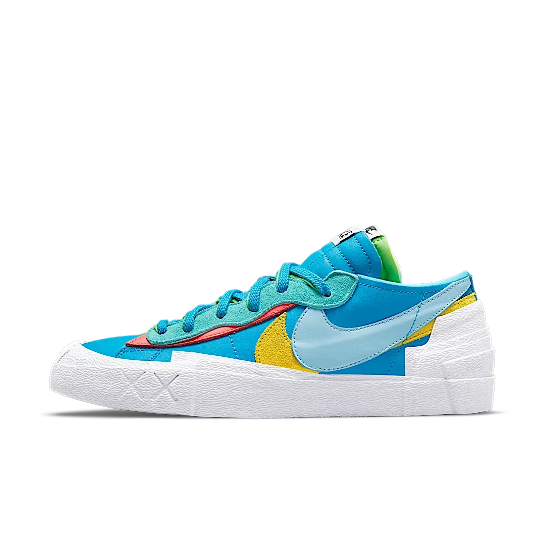Overkicks - Nike Blazer Low sacai KAWS Neptune Blue (DM7901-400) - vista lateral