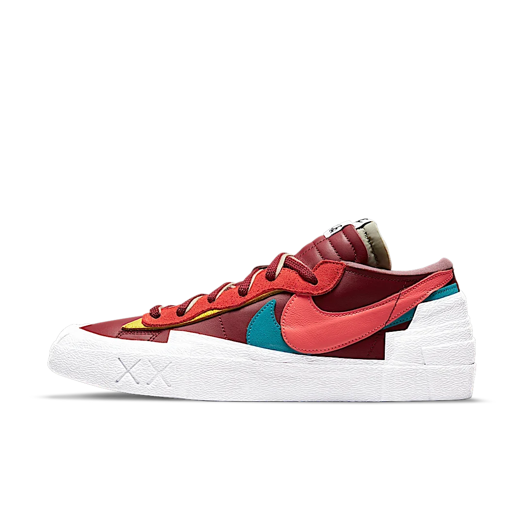 Overkicks - Nike Blazer Low sacai KAWS Red (DM7901-600) - vista lateral