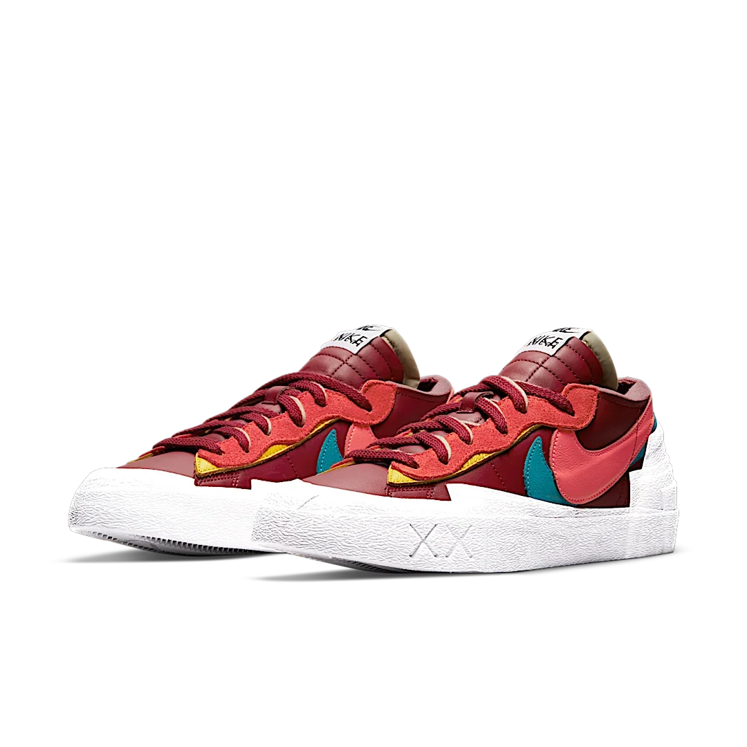Overkicks - Nike Blazer Low sacai KAWS Red (DM7901-600) - vista trasera