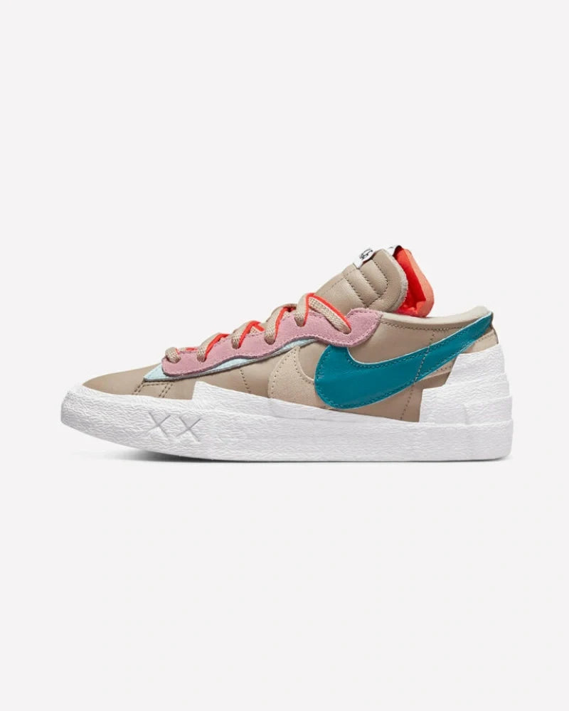 Overkicks - Nike Blazer Low sacai KAWS Reed (DM7901-200) - vista lateral