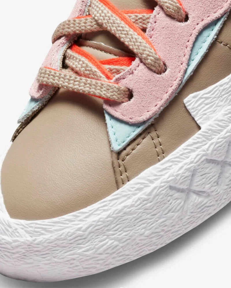 Overkicks - Nike Blazer Low sacai KAWS Reed (DM7901-200) - imagen 5