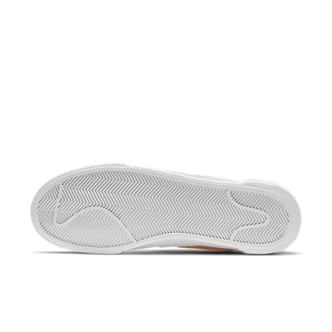 Overkicks - Nike Blazer Low sacai White Magma Orange (DD1877-100) - detalle suela