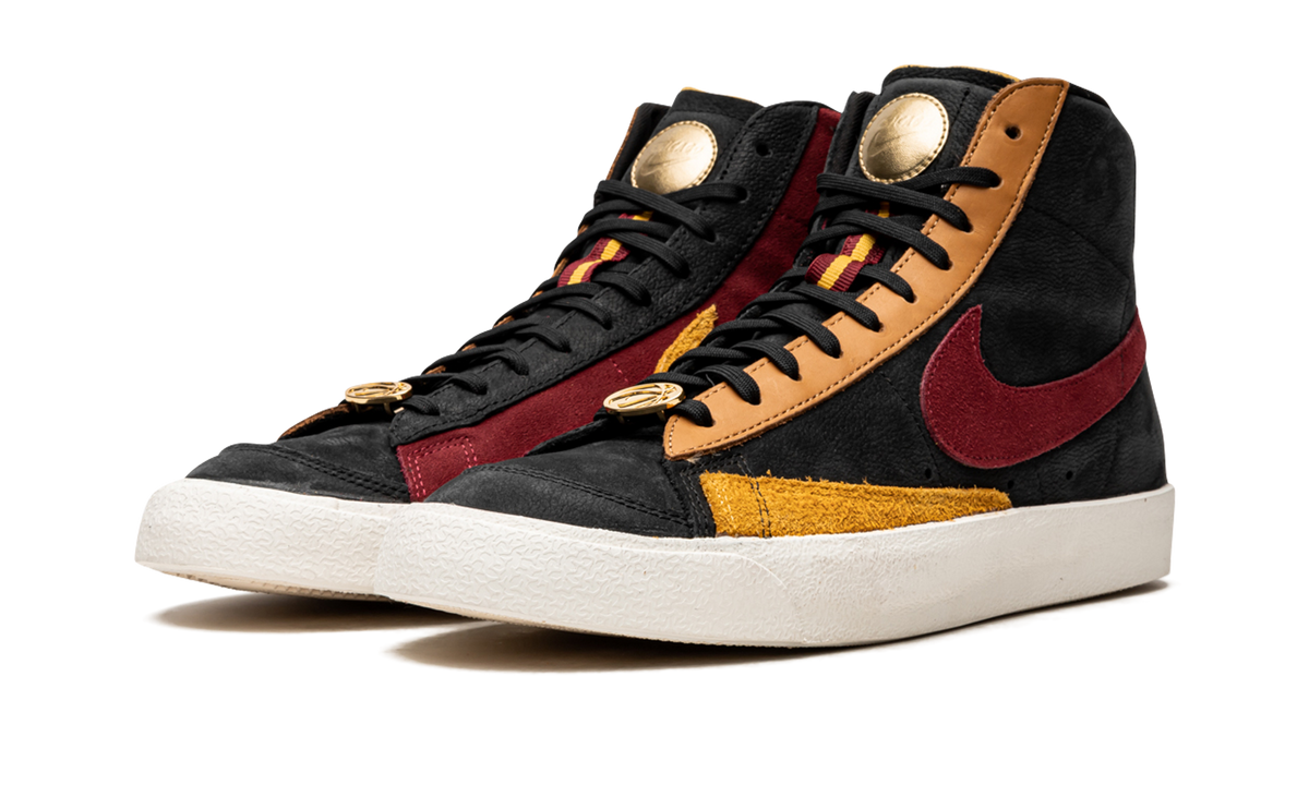 Overkicks - Nike Blazer Mid 77 Black Team Red University Gold (Womens) (CU6442-001) - vista trasera