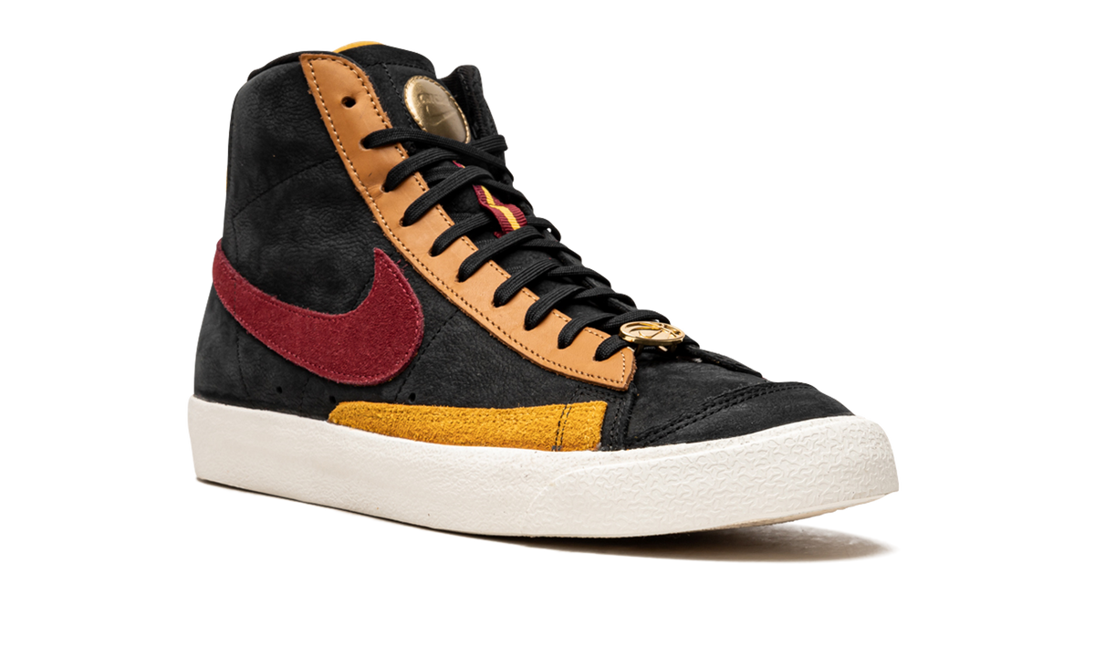 Overkicks - Nike Blazer Mid 77 Black Team Red University Gold (Womens) (CU6442-001) - detalle lateral interior
