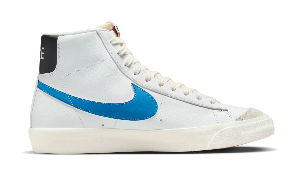 Overkicks - Nike Blazer Mid 77 Vintage White Light Photo Blue Black Sail (BQ6806-118) - detalle suela