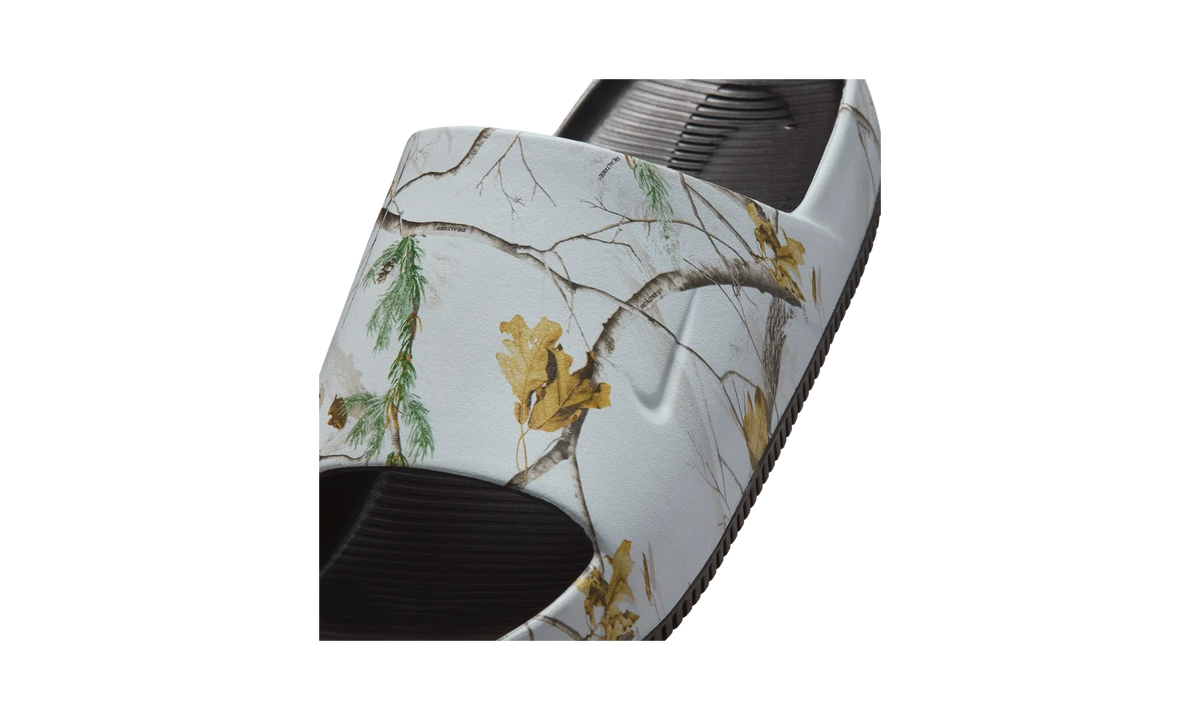 Overkicks - Nike Calm Slide Realtree Camo Velvet Brown (IB2885-201) - detalle talon